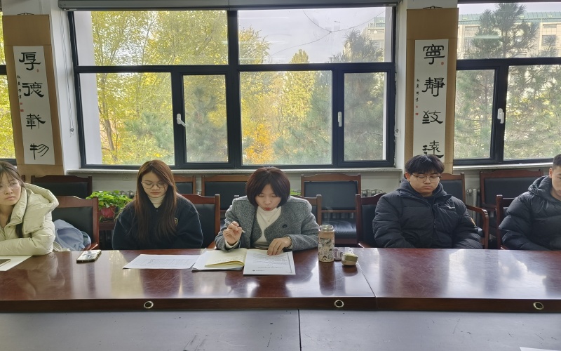 护理系主任高岩主持会议.jpg